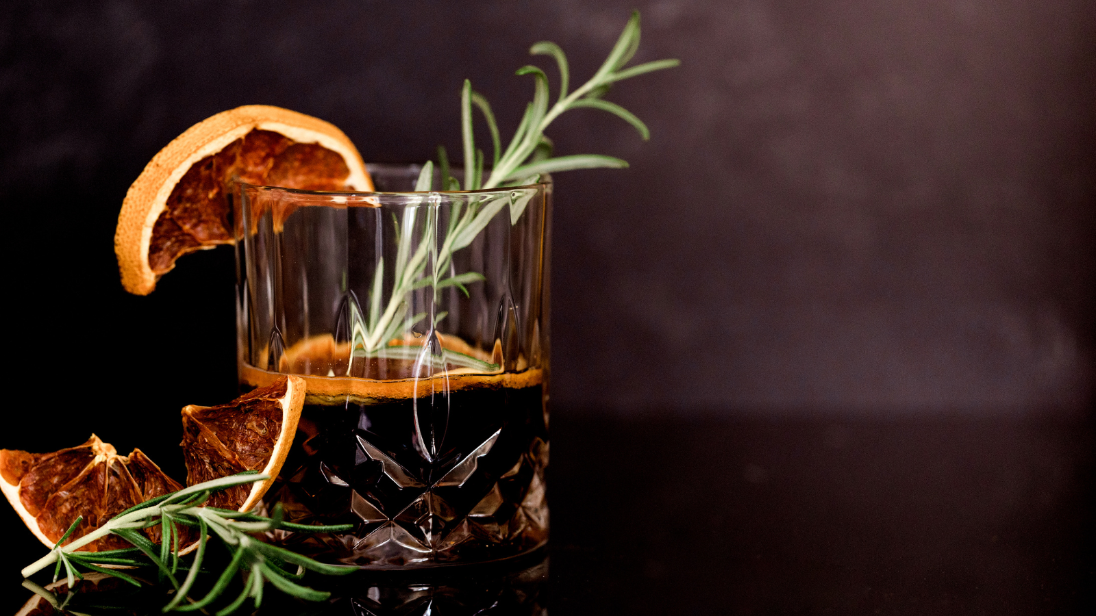 ¡Descubre la fascinante historia del ron y su encanto mundial!