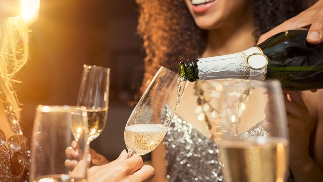 Mujer disfrutando de un champagne