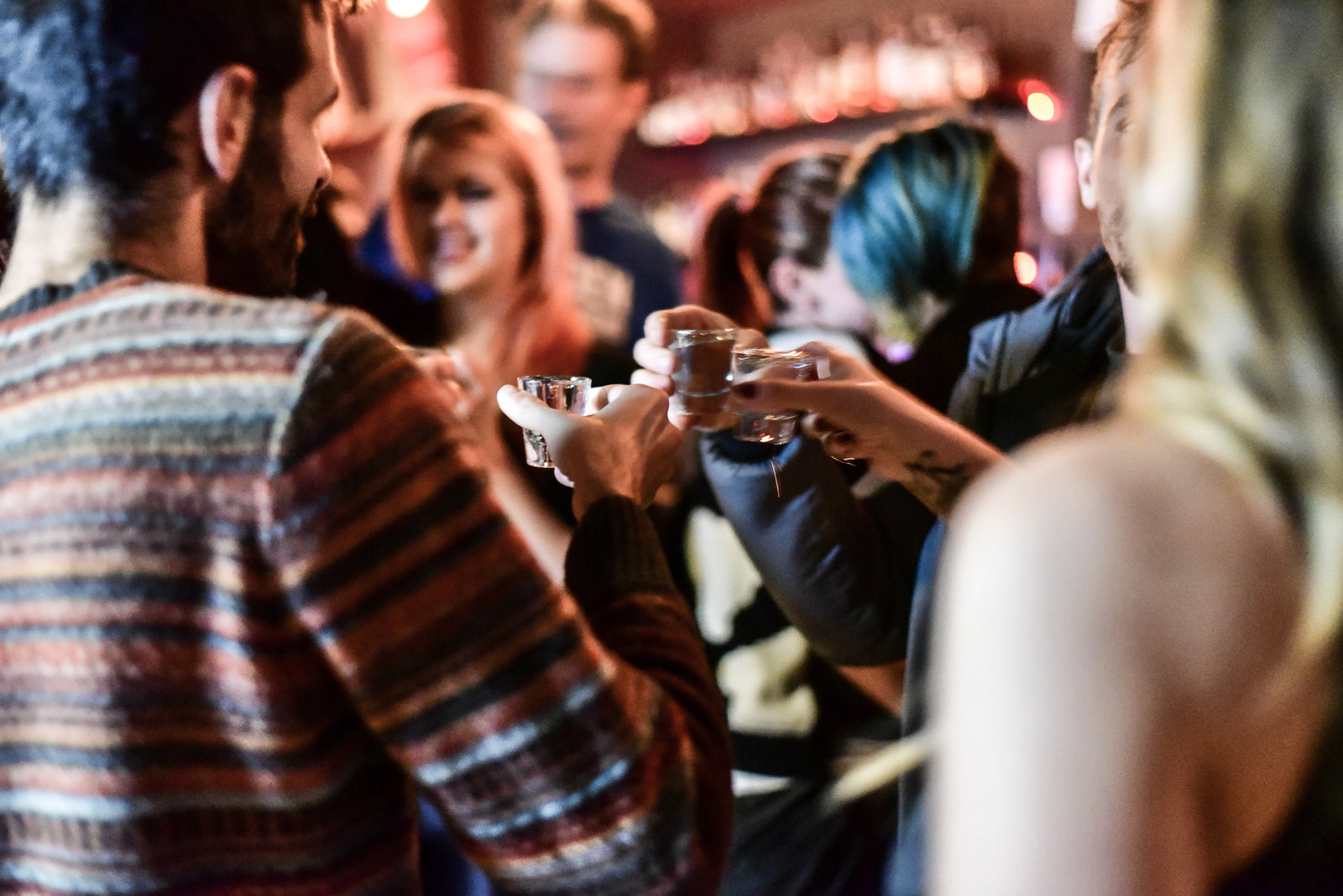 Brindis entre amigos en el winebar Notas de Cata